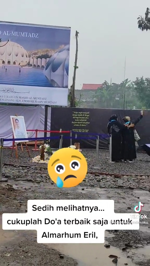 Makam Eril Dijadikan Tempat Selfie Emak-emak, Netizen Murka
