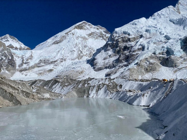 Gletser Gunung Everest Mencair, Base Camp Pendaki Mulai Dipindah