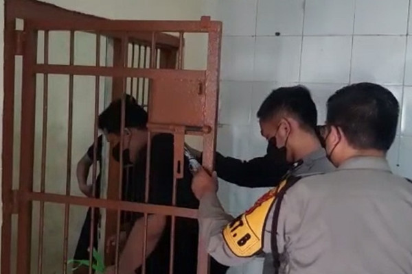 Brutal! Kesal Dituduh Selingkuh, Pria Hajar dan Cekik Pacar Cantik di Kafe