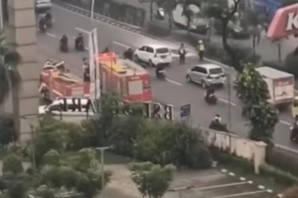 Tabrak Wanita Pejalan Kaki, Motor Hangus Terbakar di Serpong