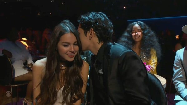 Cerita Lengkap V BTS soal Momen Viral Bersama Olivia Rodrigo di Grammy Awards 2022