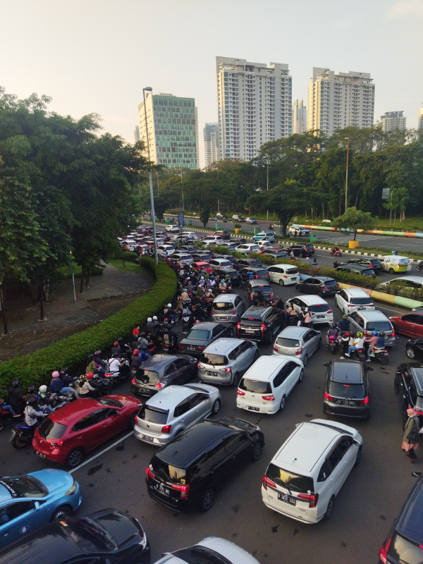 Pengunjung Jakarta Fair Membeludak, Jalan Benjamin Sueb Arah Ancol Macet Parah