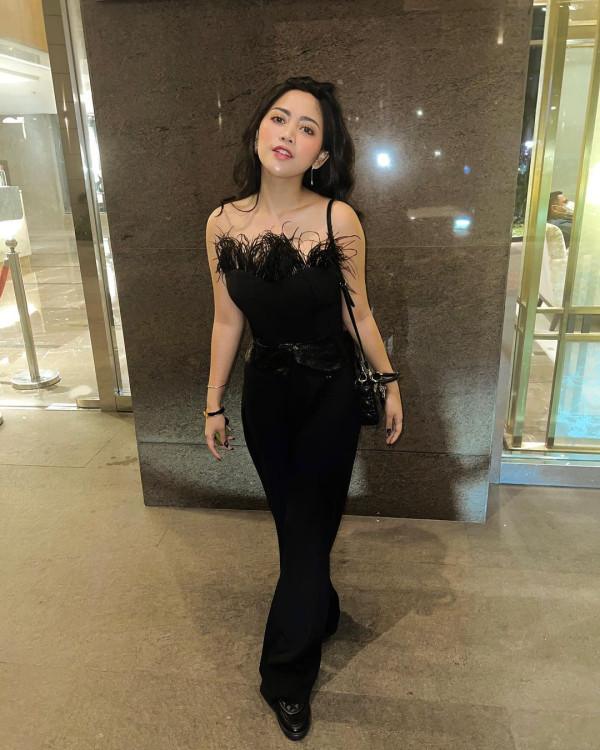 Penampilan Aming Jadi Sorotan di Ultah Lucinta Luna, Pamer Dada Montok