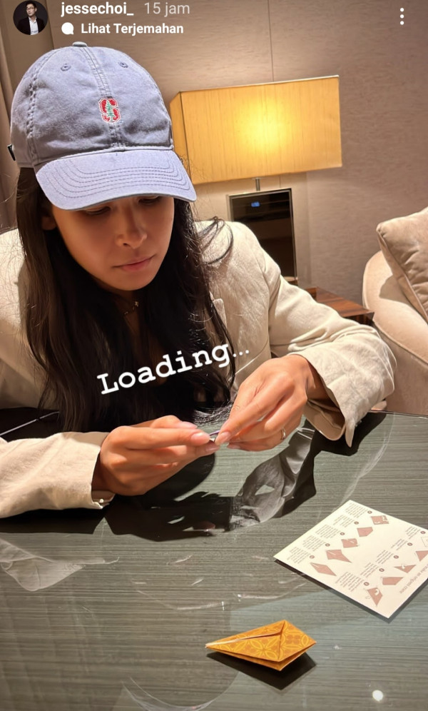 Jesse Choi Bagikan Momen Manis saat Maudy Ayunda Menyerah Membuat Origami Bangau