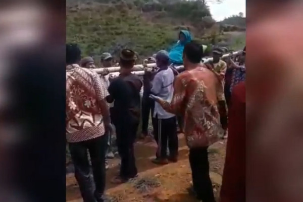 Miris! Infrastruktur Jalan Buruk, Warga Tandu Seorang Ibu Sejauh 6 Km ke Rumah Sakit