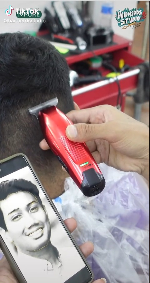 Viral! Tukang Cukur Rambut Gambar Wajah Eril di Kepala Pelanggan, Hasilnya Tuai Pujian