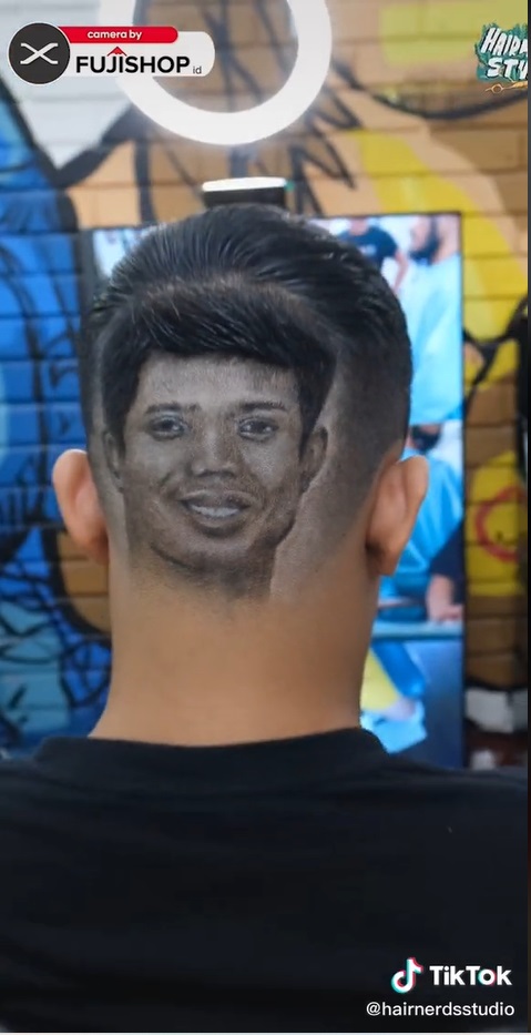 Viral! Tukang Cukur Rambut Gambar Wajah Eril di Kepala Pelanggan, Hasilnya Tuai Pujian