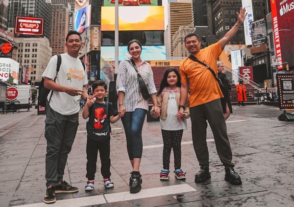 Intip 5 Gaya Ashanty Liburan di New York, Stylish bak ABG