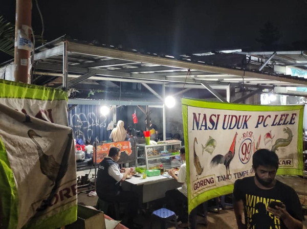Pedagang Pecel Lele Ramai Orderan, Anies Optimistis Ekonomi Bangkit Lagi