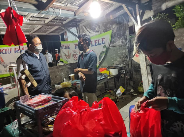Pedagang Pecel Lele Ramai Orderan, Anies Optimistis Ekonomi Bangkit Lagi