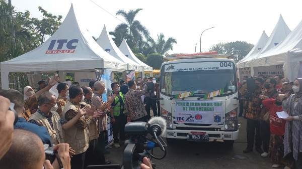 Anies Luncurkan Pengelolaan Sampah Kawasan dan Perusahaan di Cempaka Putih