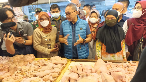 Datangi Pasar Tradisional Mendag Zulhas Janjikan Harga Migor Segera Normal