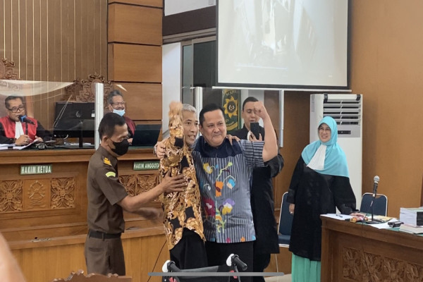 Momen M Kece dan Napoleon Berpelukan di Ruang Sidang