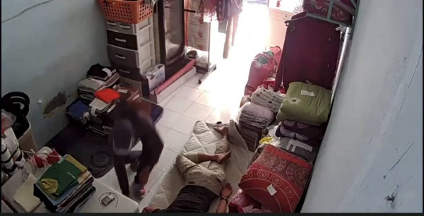 Apes! Ponsel Pegawai Laundry Ini Digasak Pencuri saat Tidur Siang