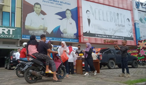 Ketua DPW Perindo Jambi Ultah, Pengurus Kompak Berbagi Nasi Kotak ke Warga