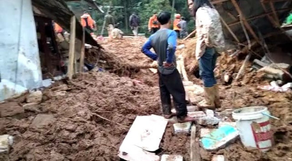 Tim SAR Lanjutkan Pencarian Korban Hilang Tertimbun Longsor di Pamijahan Bogor