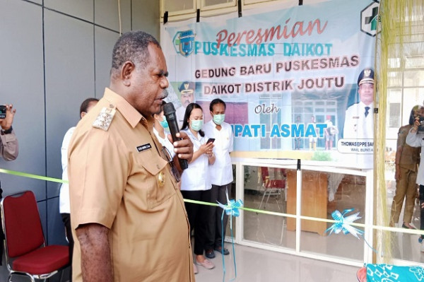 Bupati Asmat Meresmikan Puskesmas dan Membagi 500 Nasi Bungkus kepada Masyarakat Daikot