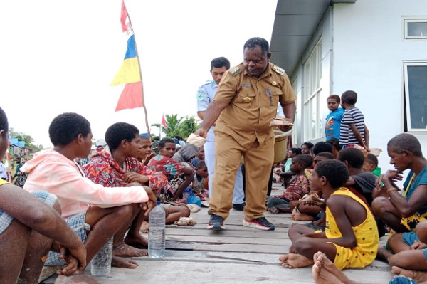 Bupati Asmat Meresmikan Puskesmas dan Membagi 500 Nasi Bungkus kepada Masyarakat Daikot