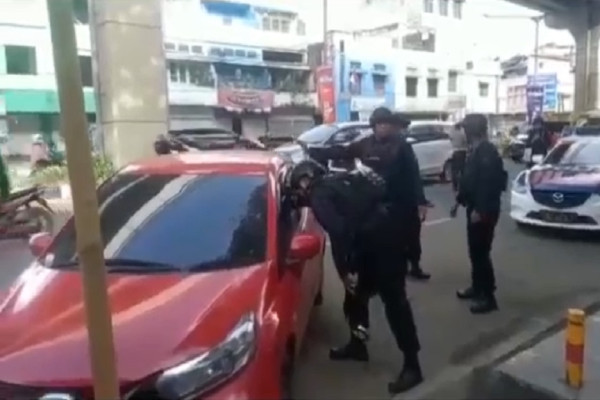 Palembang Gempar! Mobil Misterius Diparkir Melintang di Jalan, Diduga Memuat Bom