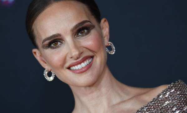 Potret Chris Hemsworth dan Natalie Portman di Red Carpet Pemutaran Perdana Thor: Love And Thunder