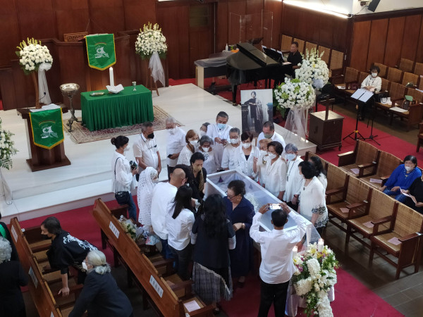 Keluarga Gelar Ibadah Tutup Peti sebelum Jenazah Rima Melati Dimakamkan