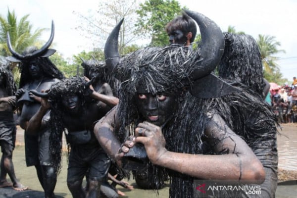 4 Tradisi Suku Terunik di Indonesia, Nomor 2 Ganti Pakaian Jenazah