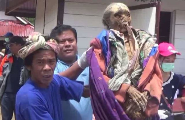 4 Tradisi Suku Terunik di Indonesia, Nomor 2 Ganti Pakaian Jenazah