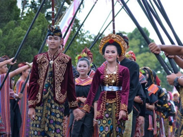 4 Tradisi Suku Terunik di Indonesia, Nomor 2 Ganti Pakaian Jenazah