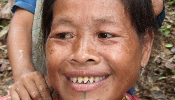 4 Tradisi Suku Terunik di Indonesia, Nomor 2 Ganti Pakaian Jenazah