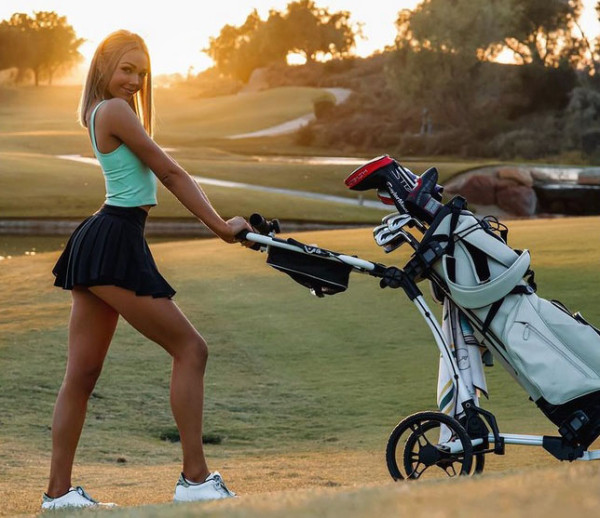Adu Seksi Paige Spiranac dan Claire Hogle, Siapa Ratu Golf Sebenarnya?
