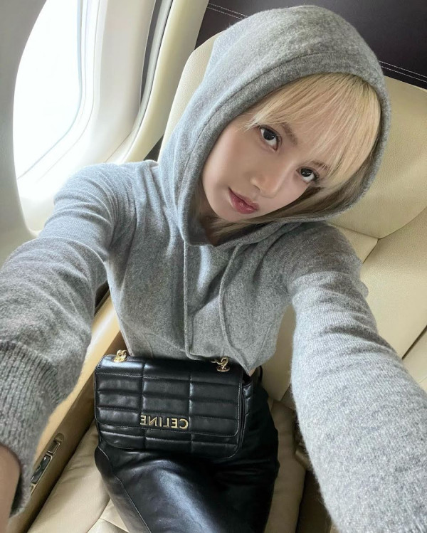 Outfit Lisa BLACKPINK Serba Celine saat Terbang ke Paris Bareng V BTS dan Park Bo Gum