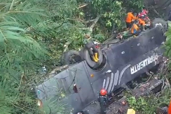 Bus Kecelakaan Masuk ke Jurang di Tasikmalaya, Polisi Masih Lakukan Pencarian Korban
