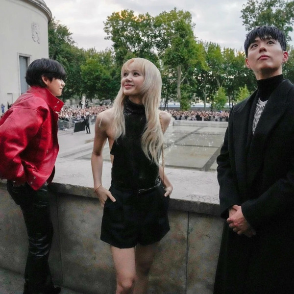Park Bo Gum, V BTS dan Lisa BLACKPINK Foto Bareng di Peragaan Busana Celine, Momen Langka
