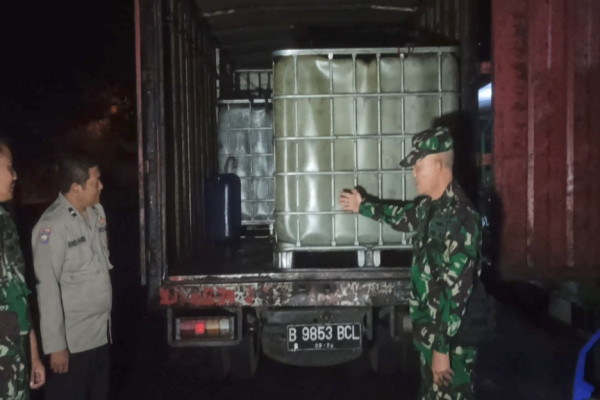 Heroik! Prajurit TNI AD Tangkap Truk Angkut Ribuan Liter Solar Bersubsidi