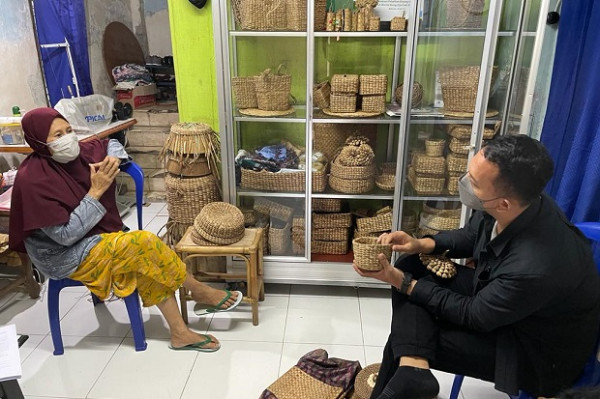 PLN Dukung Pelaku Usaha Karajinan Eceng Gondok di Makassar