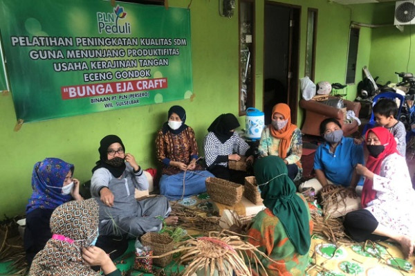 PLN Dukung Pelaku Usaha Karajinan Eceng Gondok di Makassar