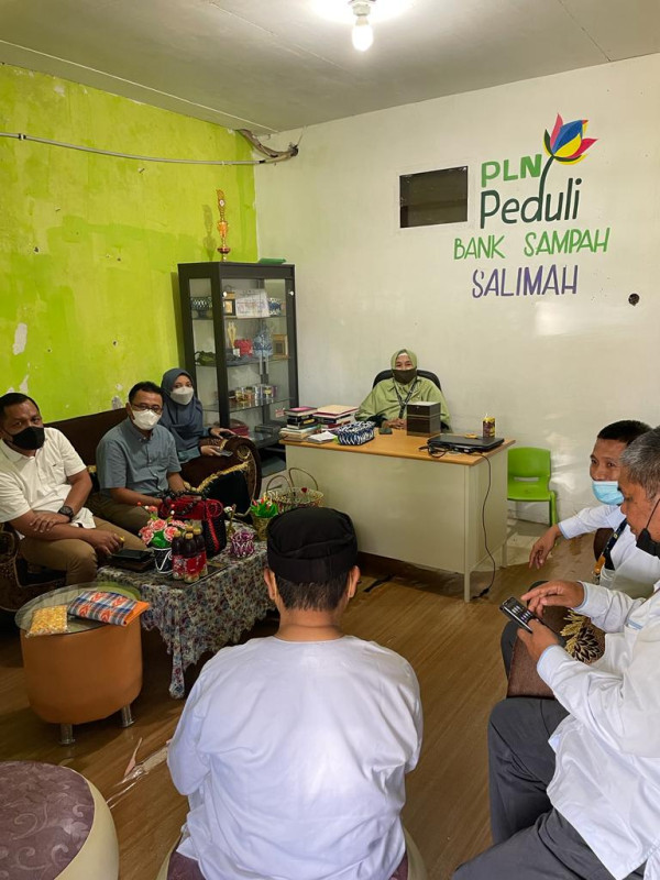 PLN Bantu Bank Sampah Salimah Karuwisi dan Kampung Sayur Hidroponik Toddopuli