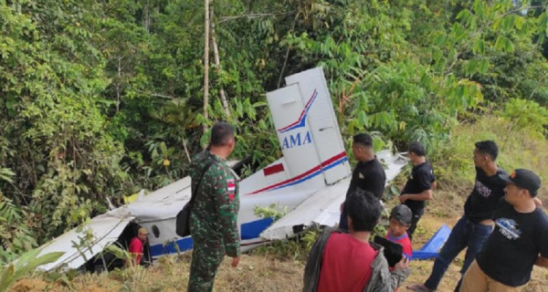 Cuaca Buruk, Pesawat AMA Mendarat Darurat di Jalanan Keerom Papua