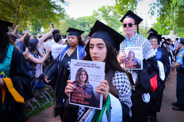 Makin Banyak Mahasiswa Kibarkan Bendera Palestina di Upacara Wisuda