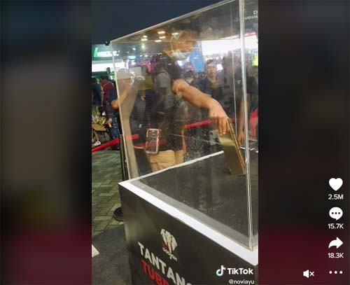 Viral! Pria Ambil Emas Batangan Ukuran Besar Pakai Satu Tangan, Auto Kaya Mendadak