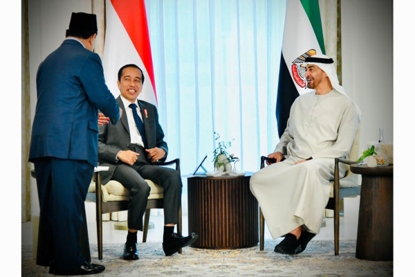 Intip, Ini Foto-foto Kedekatan Prabowo saat Dampingi Jokowi Bertemu Presiden MBZ di UEA