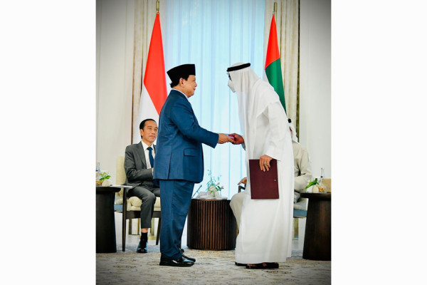 Intip, Ini Foto-foto Kedekatan Prabowo saat Dampingi Jokowi Bertemu Presiden MBZ di UEA
