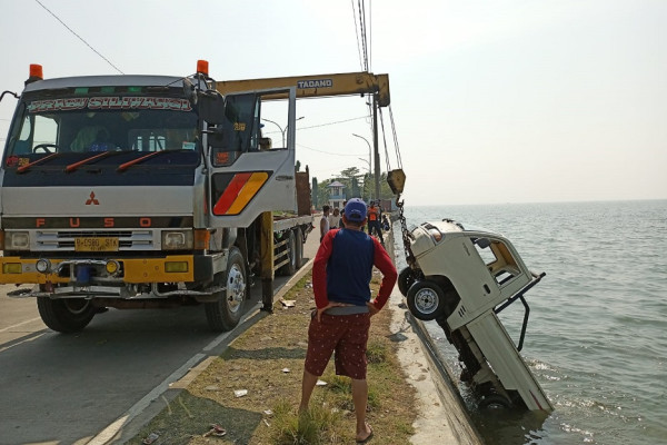 Baru Berlatih Mengemudi, Pria di Kendal Bawa Pikap Terjun ke Laut