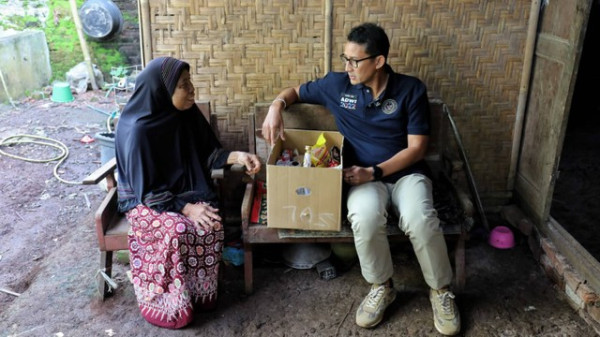 Kunjungi Desa Wisata di Trenggalek, Sandiaga Bantu Nenek Pengidap Asma
