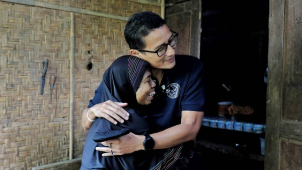 Kunjungi Desa Wisata di Trenggalek, Sandiaga Bantu Nenek Pengidap Asma