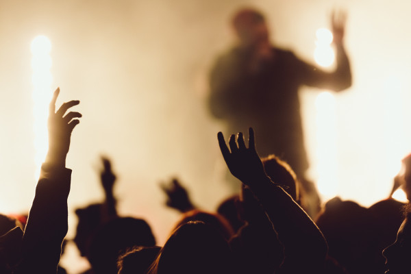 7 Kebiasaan Negatif saat Menonton Konser Musik yang Mungkin Tak Kamu Sadari