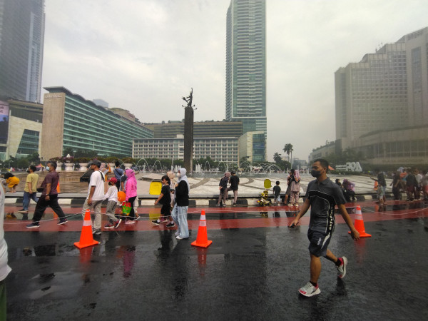 Diguyur Hujan, Begini Penampakan Suasana CFD di Bundaran HI