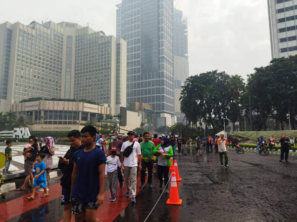 Diguyur Hujan, Begini Penampakan Suasana CFD di Bundaran HI