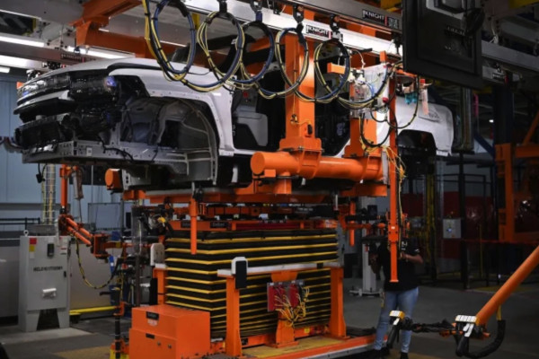 Jumlah Inden Hummer Elektrik Tembus 77.000, GM Cuma Mampu Bikin 12 Unit Sehari