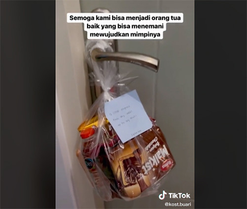 Viral! Ibu Kos Bagi-Bagi Camilan pada Mahasiswa yang Lagi UAS, Isi Pesannya Bikin Haru